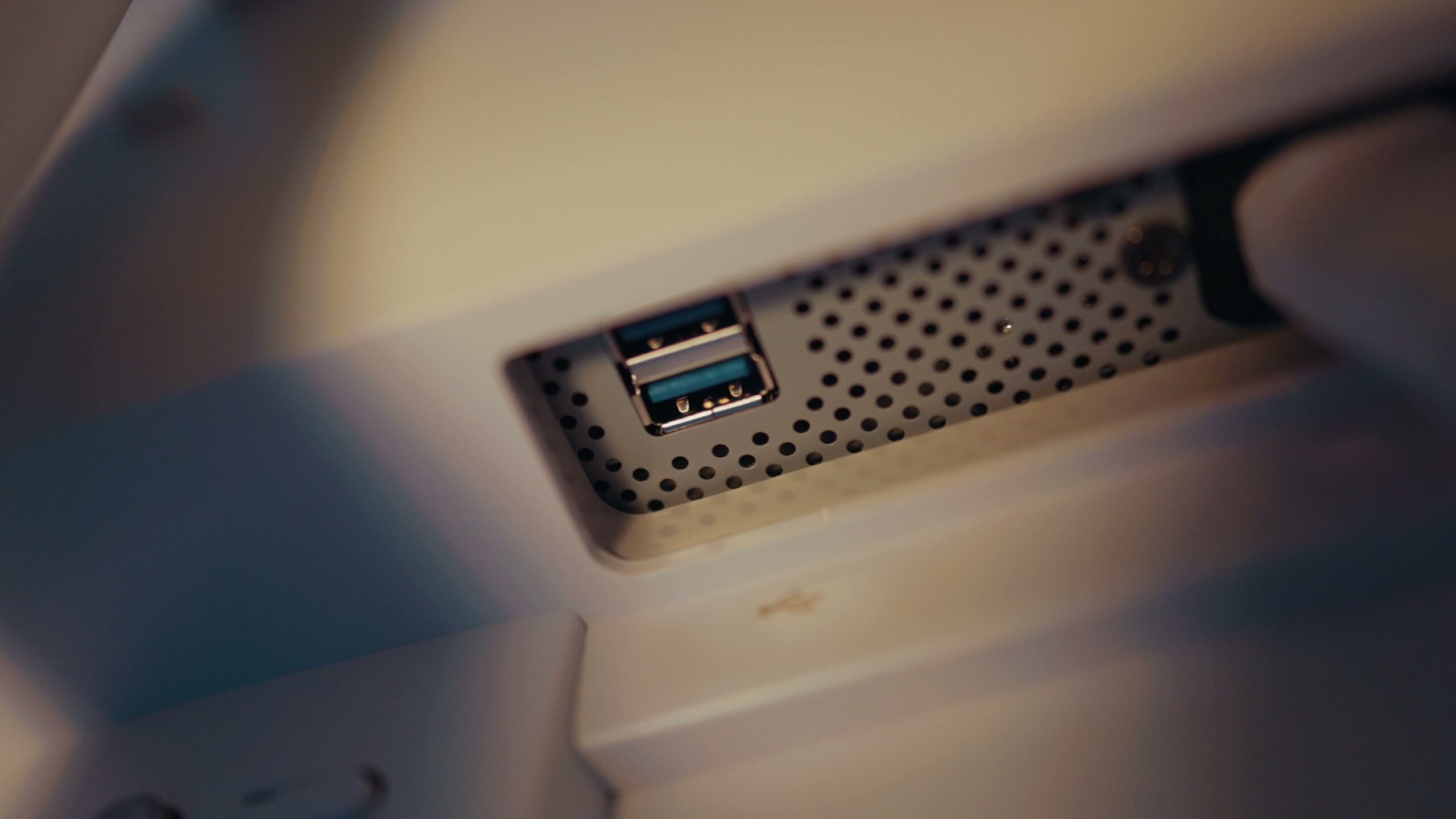 Close-up of the rear port selection on the MSI Pro Max 27