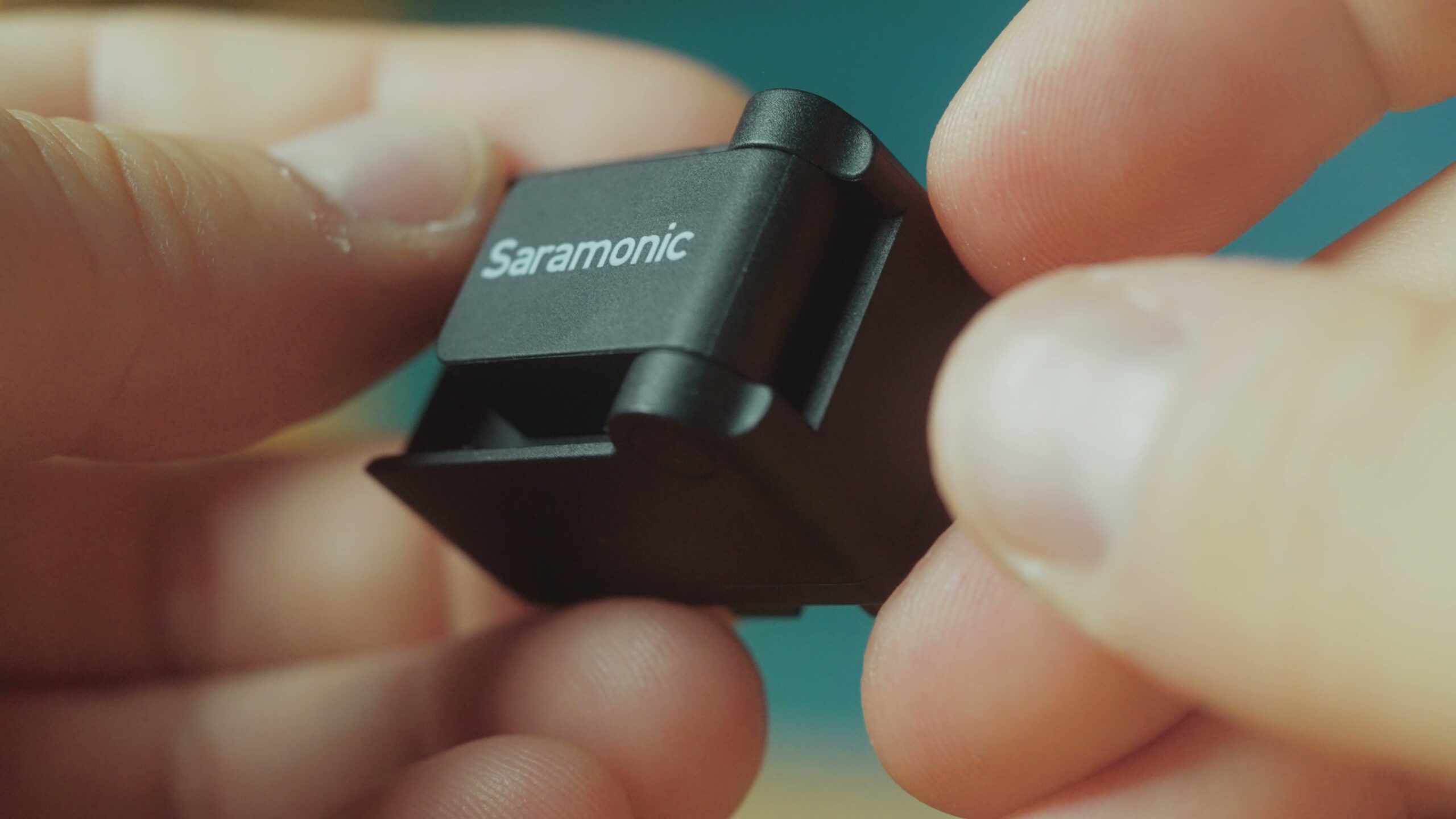 Saramonic Air receiver connected to a Sony camera through the hot shoe adapter