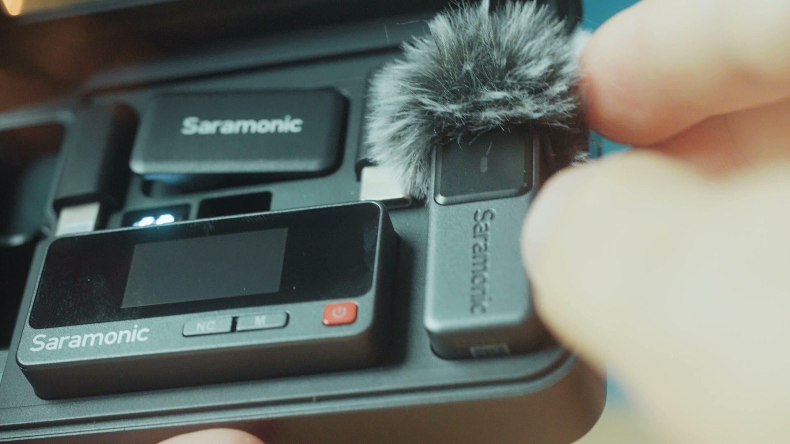 Transmitter with wind muffler fitting inside the Saramonic Air charging case