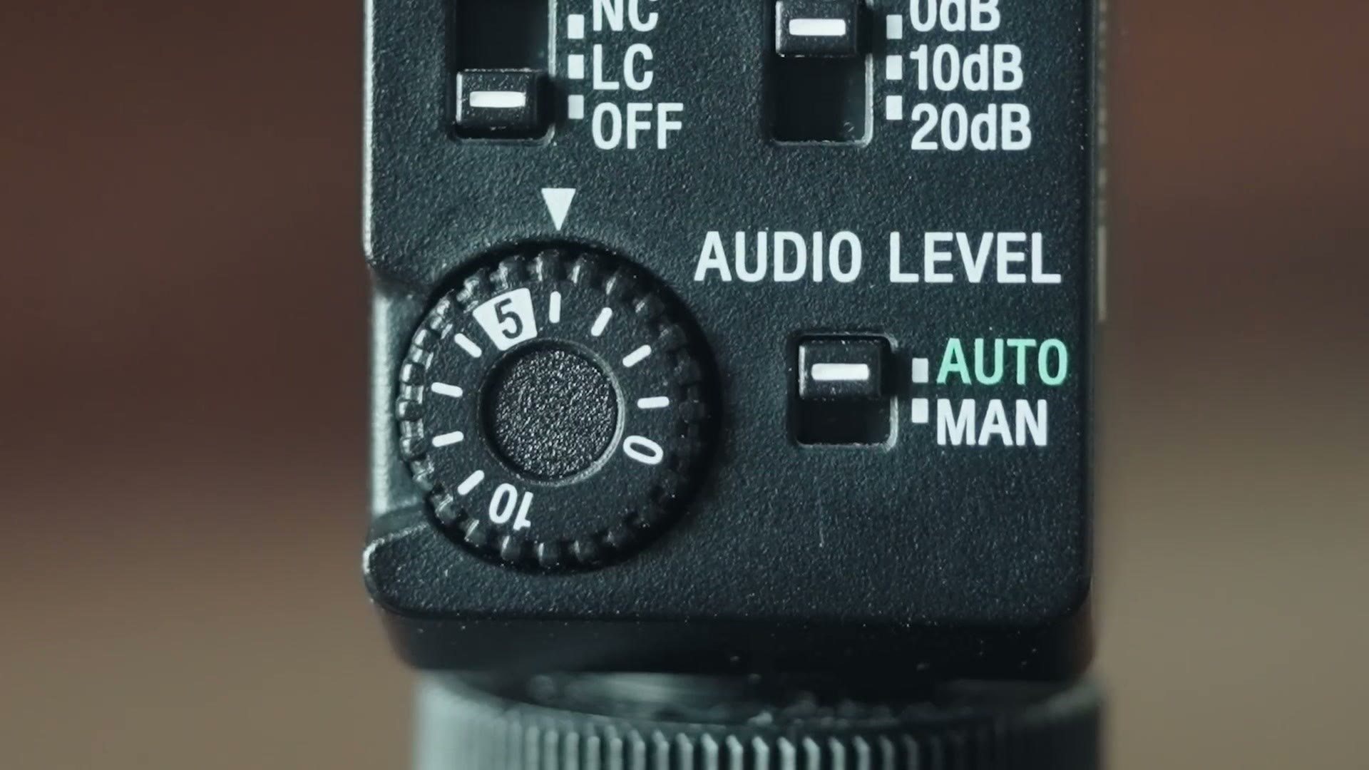 Audio level dial with auto and manual switch