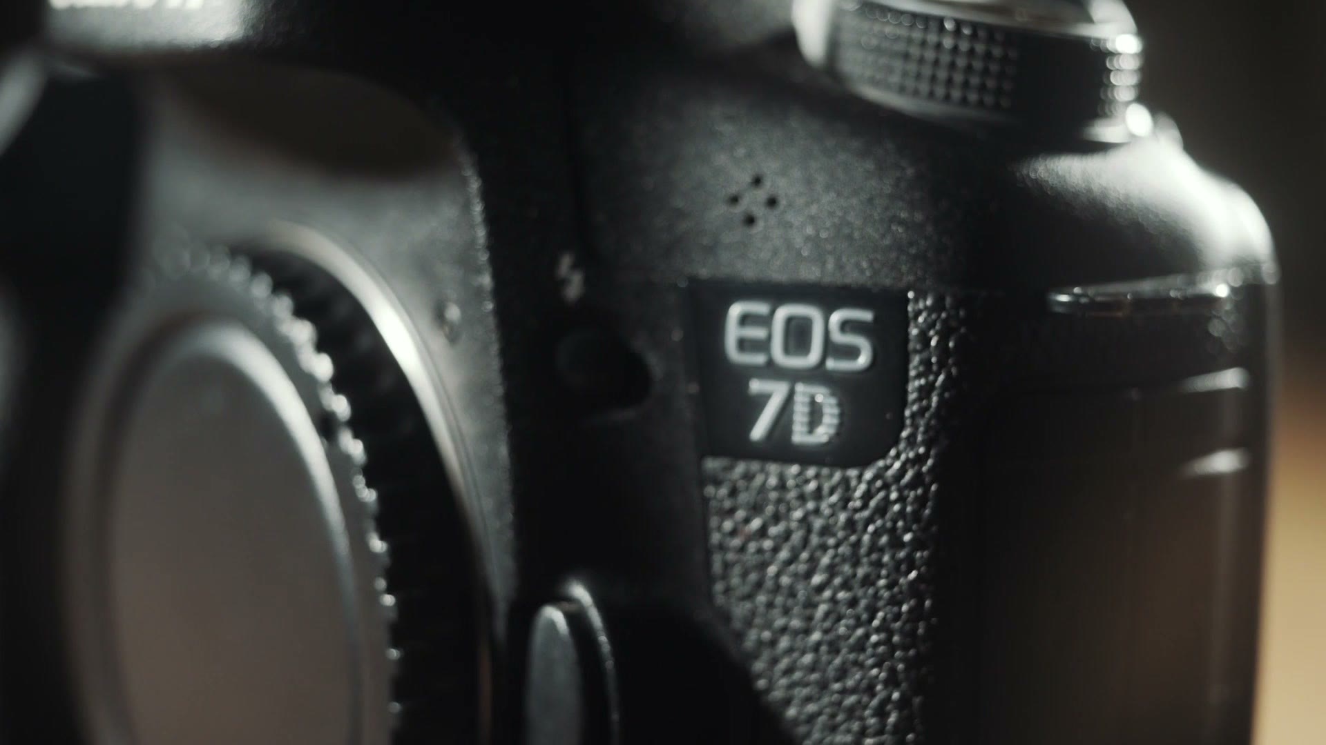 Close up of a Canon EOS 7D body badge and lens mount