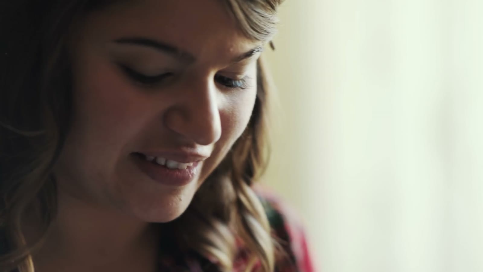 The bride reading her letter, close on her face