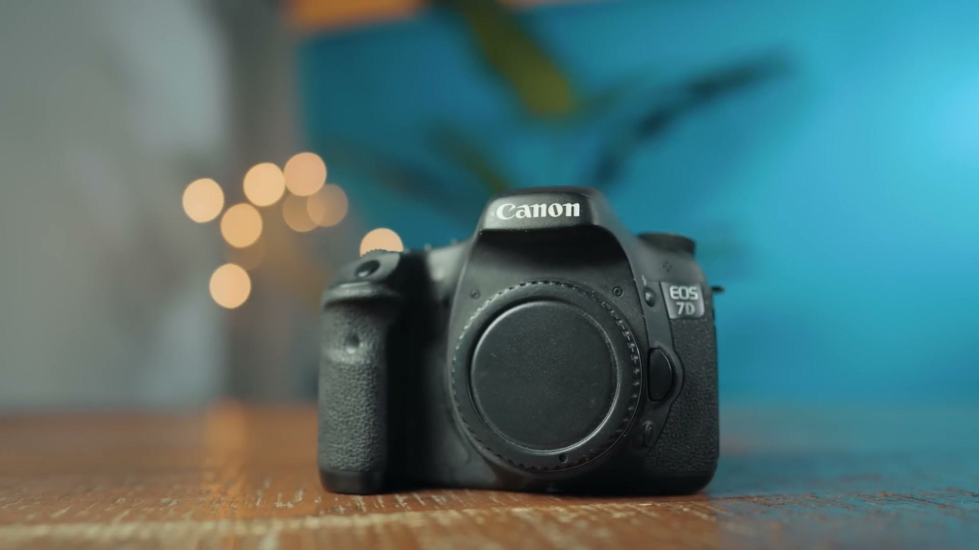 A Canon EOS 7D DSLR sitting on a table
