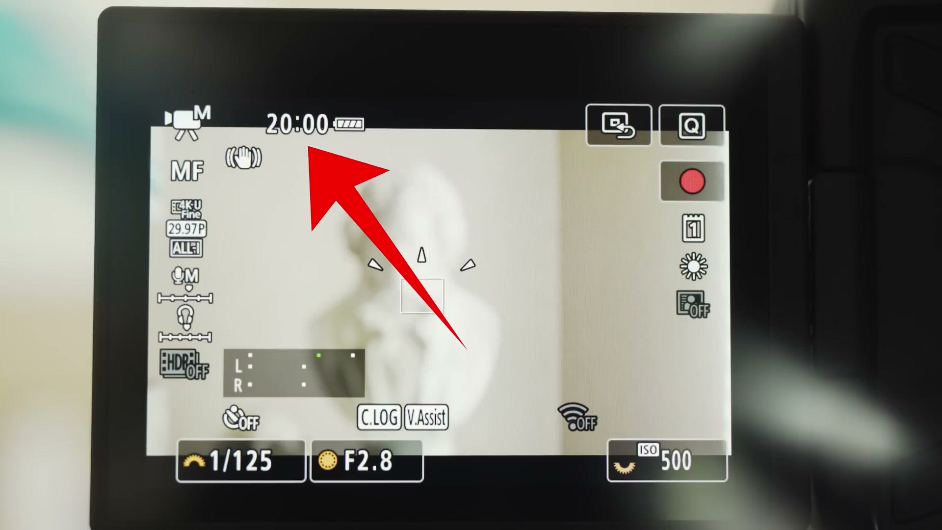 The same Canon R5 screen with a red arrow pointing at a 20 minute countdown