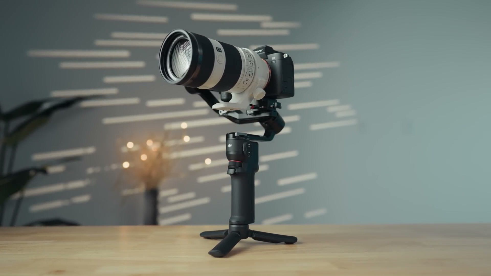 Sony 70-200mm f/4 lens balanced on the DJI RS 3 Mini