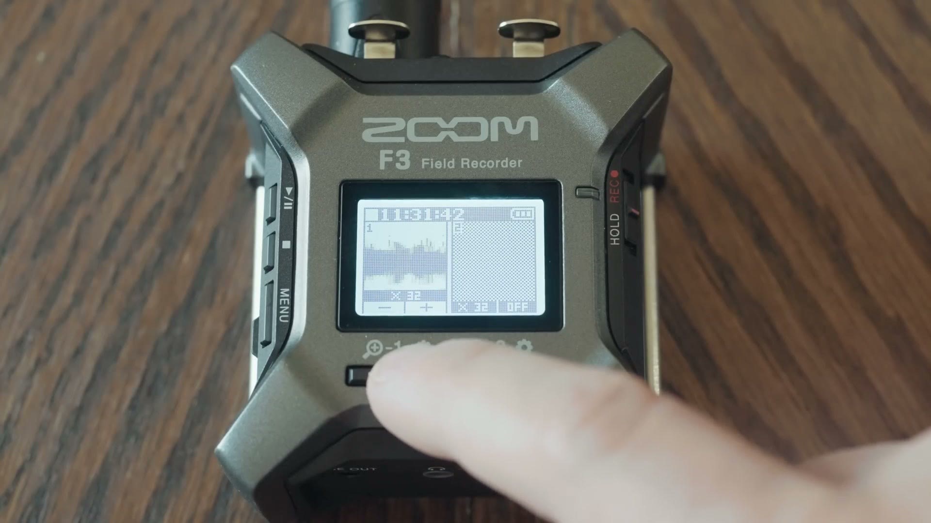 Magnifying glass button zooming the waveform on the F3