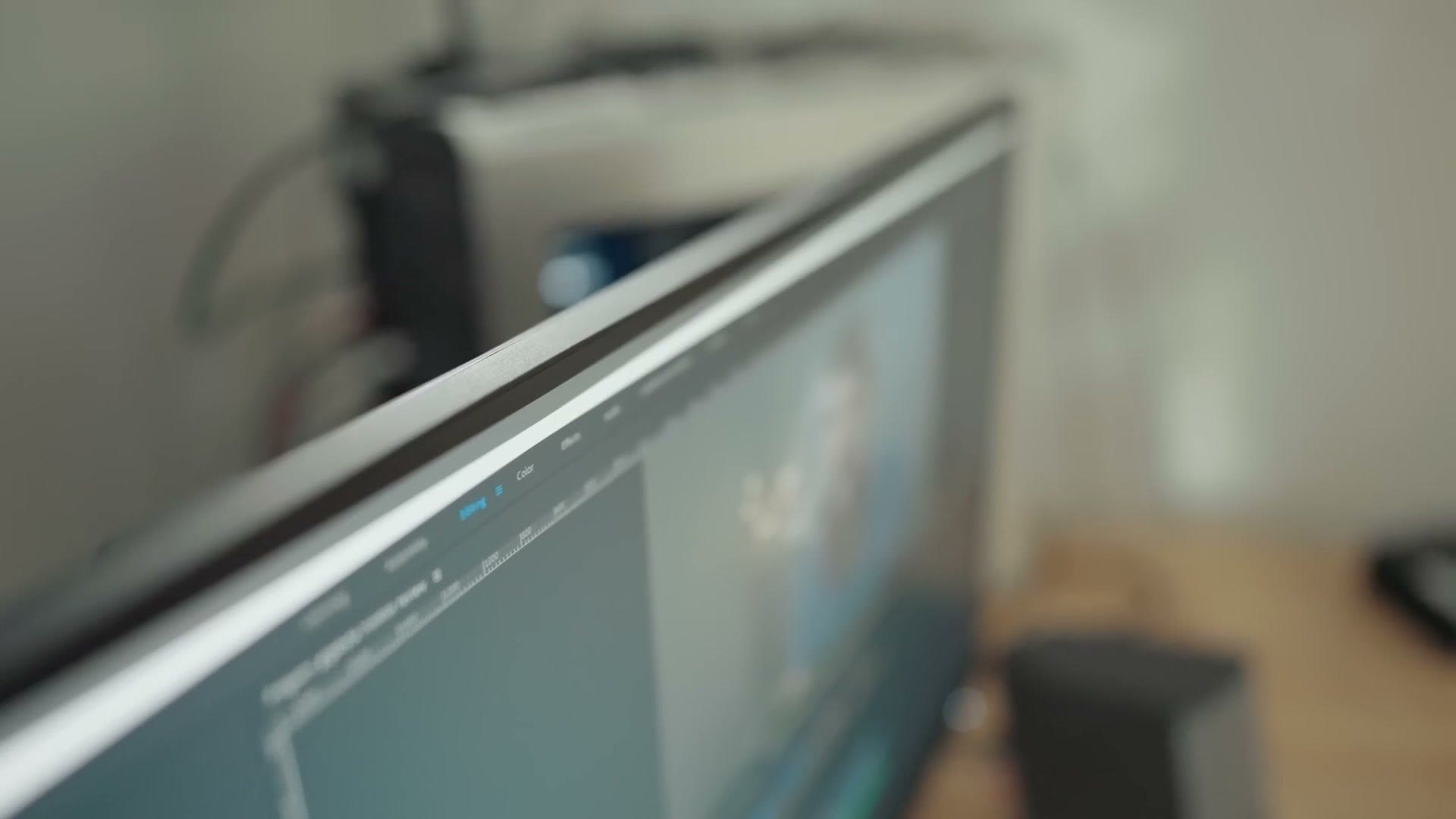 Edge on view showing the monitor is flat rather than curved