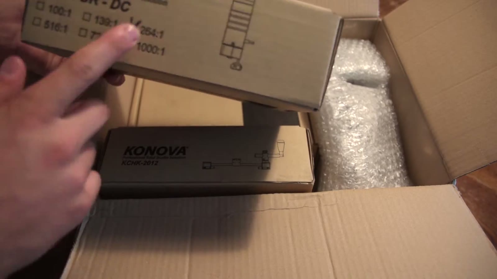 Finger pointing at the gear ratio checkboxes printed on the motor box label