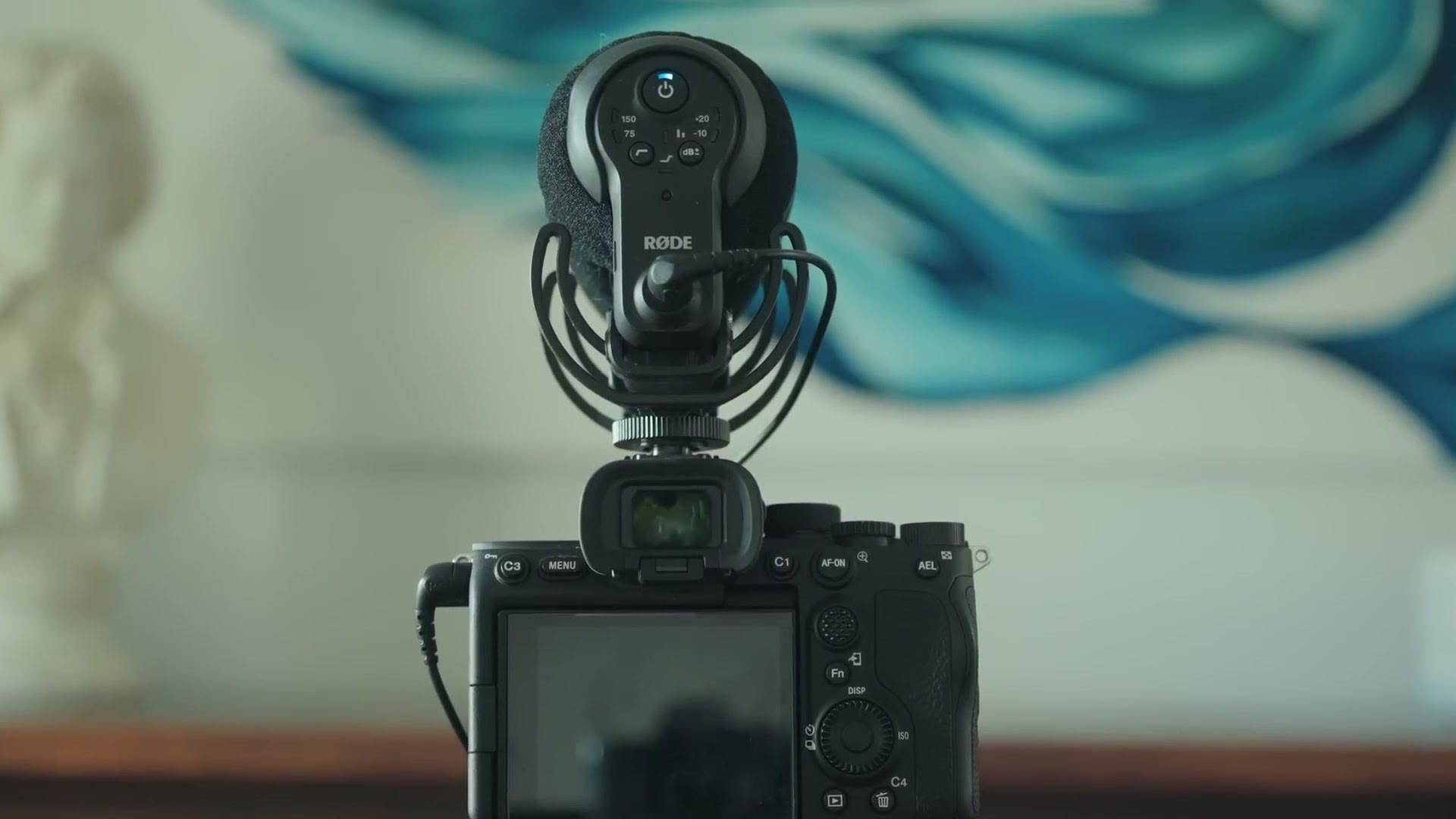 The microphone's internal stabilization near the hot shoe