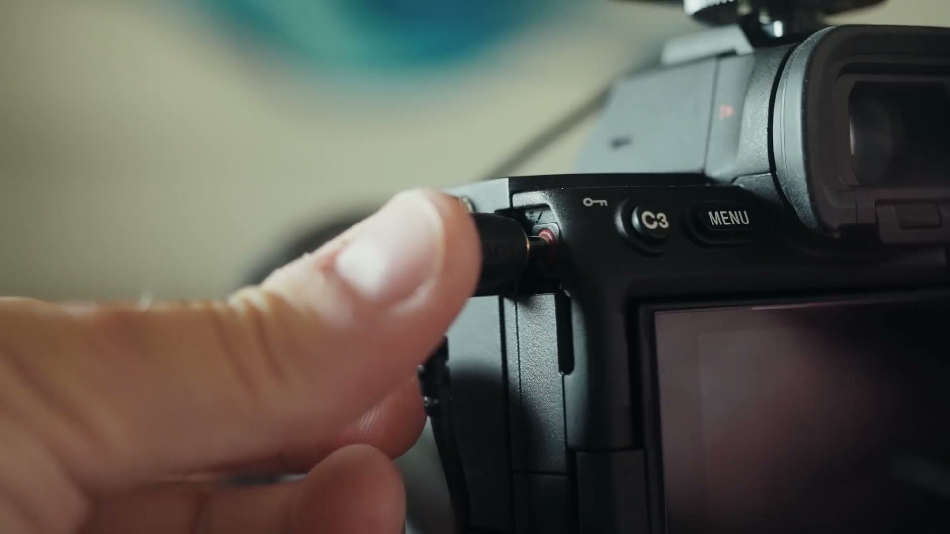 Mounting the microphone onto a Sony camera hot shoe