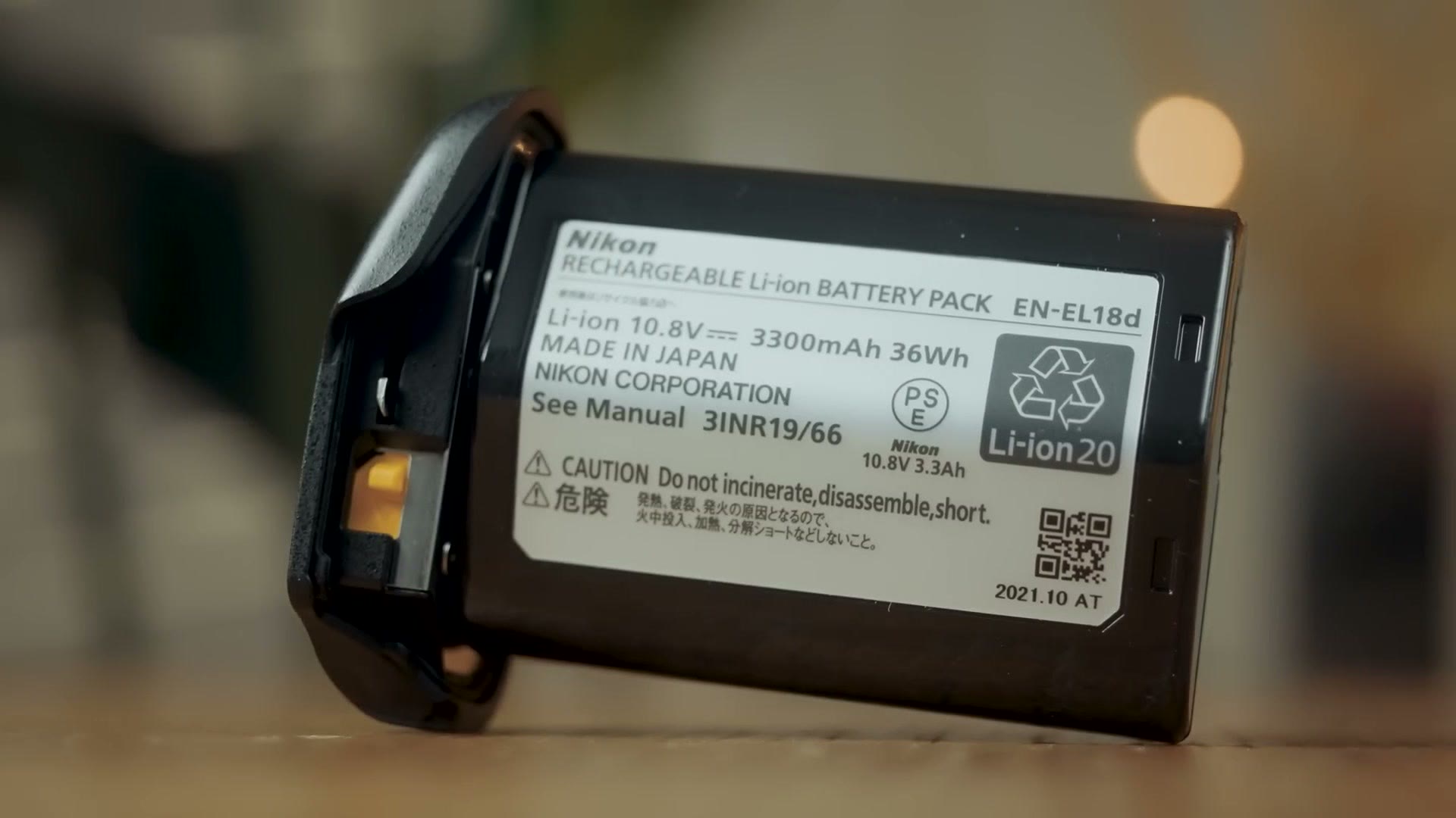 The large Nikon EN-EL18d rechargeable battery pack