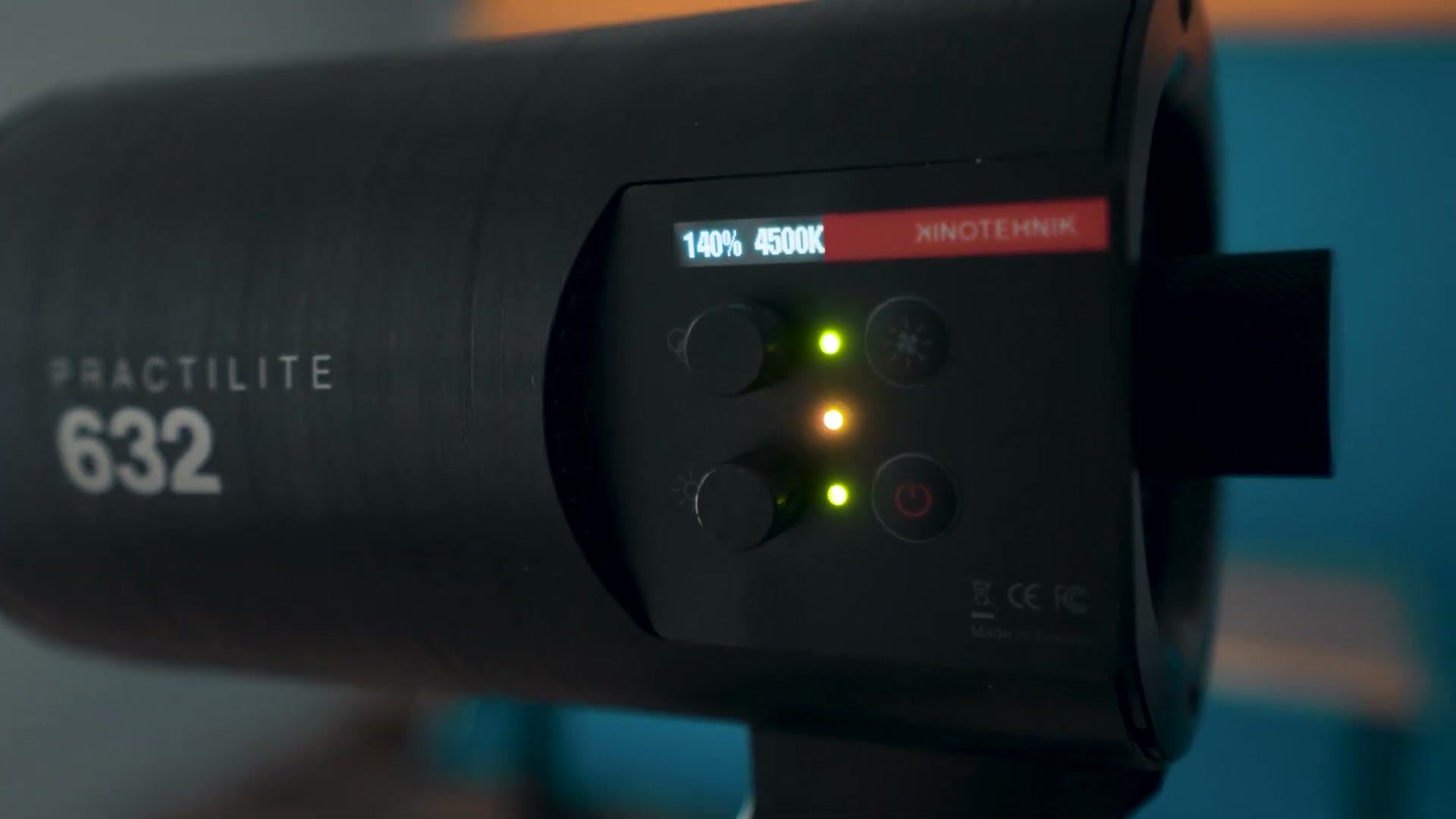 Rear control panel of the Practilite 632 showing 100 percent output at 4000K