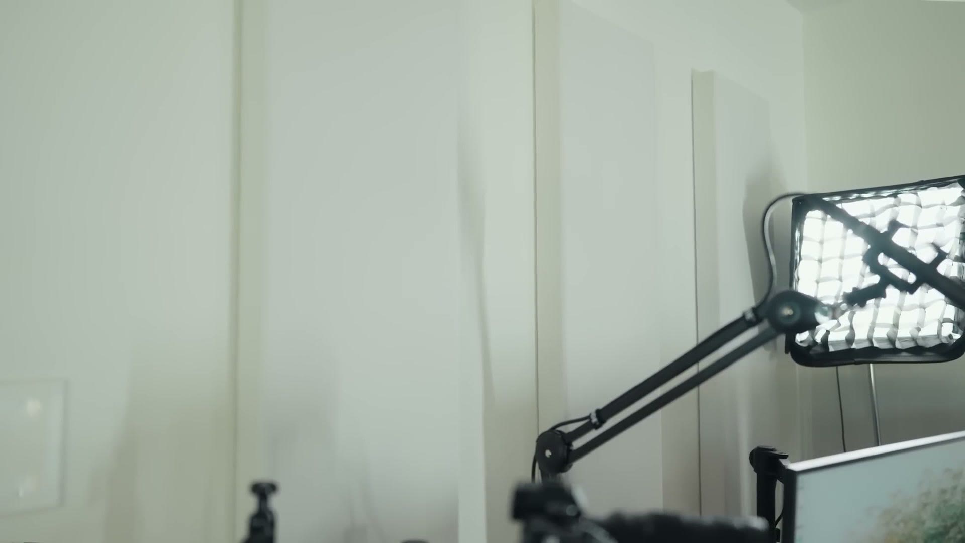 Rode PSA1 mic arm mounted to the desk
