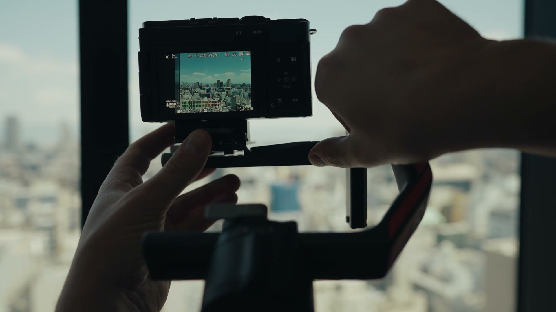 Hands on the redesigned mounting plate of the DJI RS4 Pro