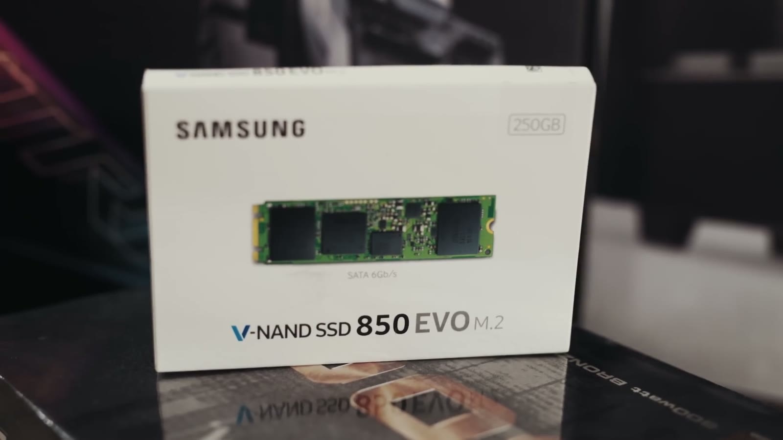 Close-up of the Samsung 250GB V-NAND SSD 850 EVO M.2 box