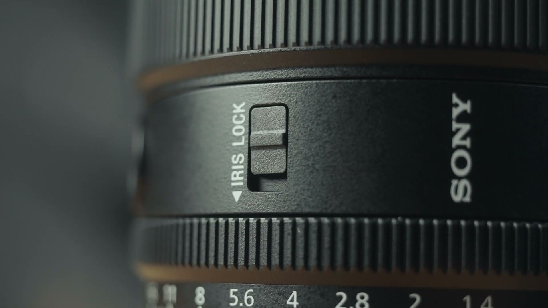 Close up of the iris lock switch on the Sony 85mm GM II