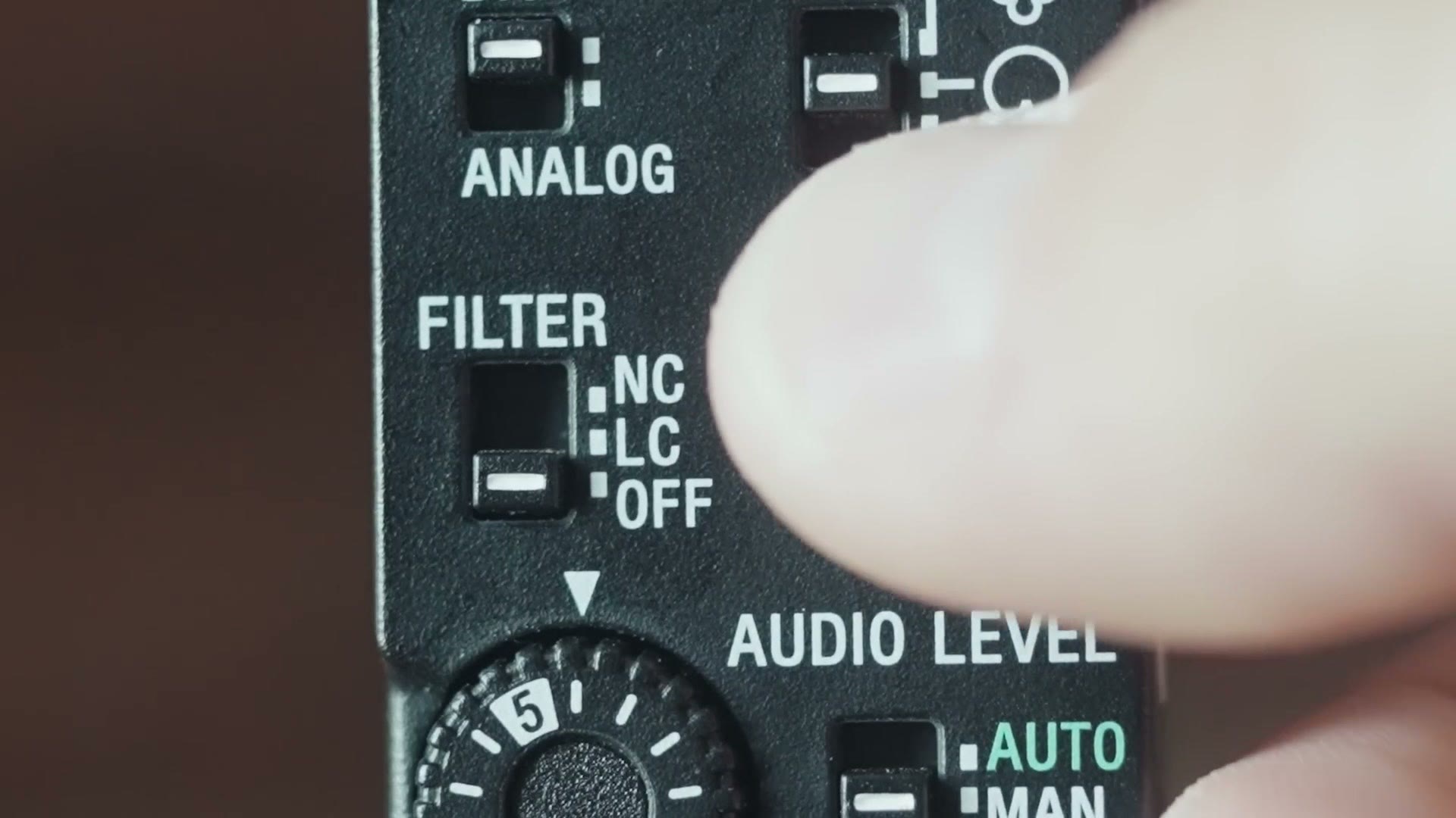 Setting the manual gain on the mic dial