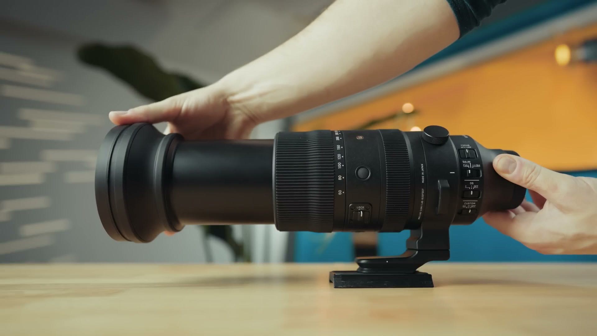 Hand pushing the front barrel of the Sigma 60-600mm to zoom the lens