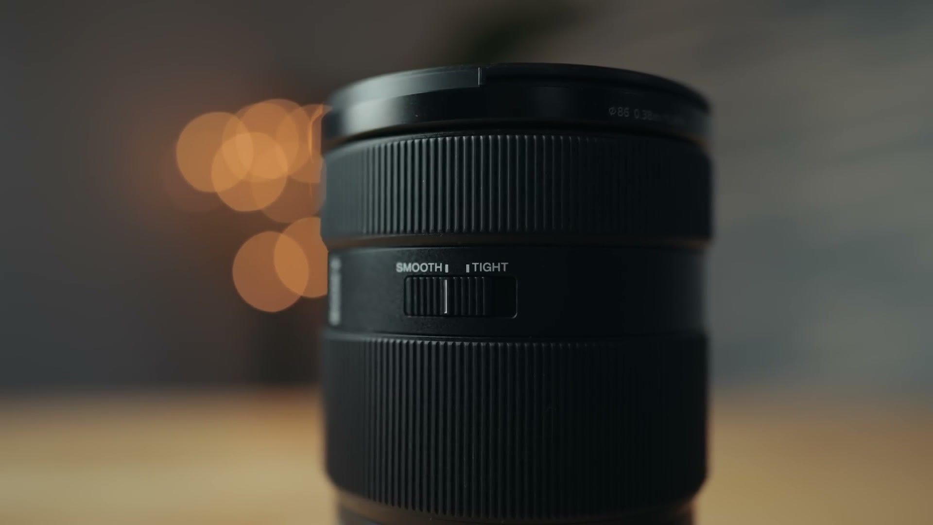 Close up of the Sony 28-70mm GM barrel showing the smooth and tight zoom ring switch