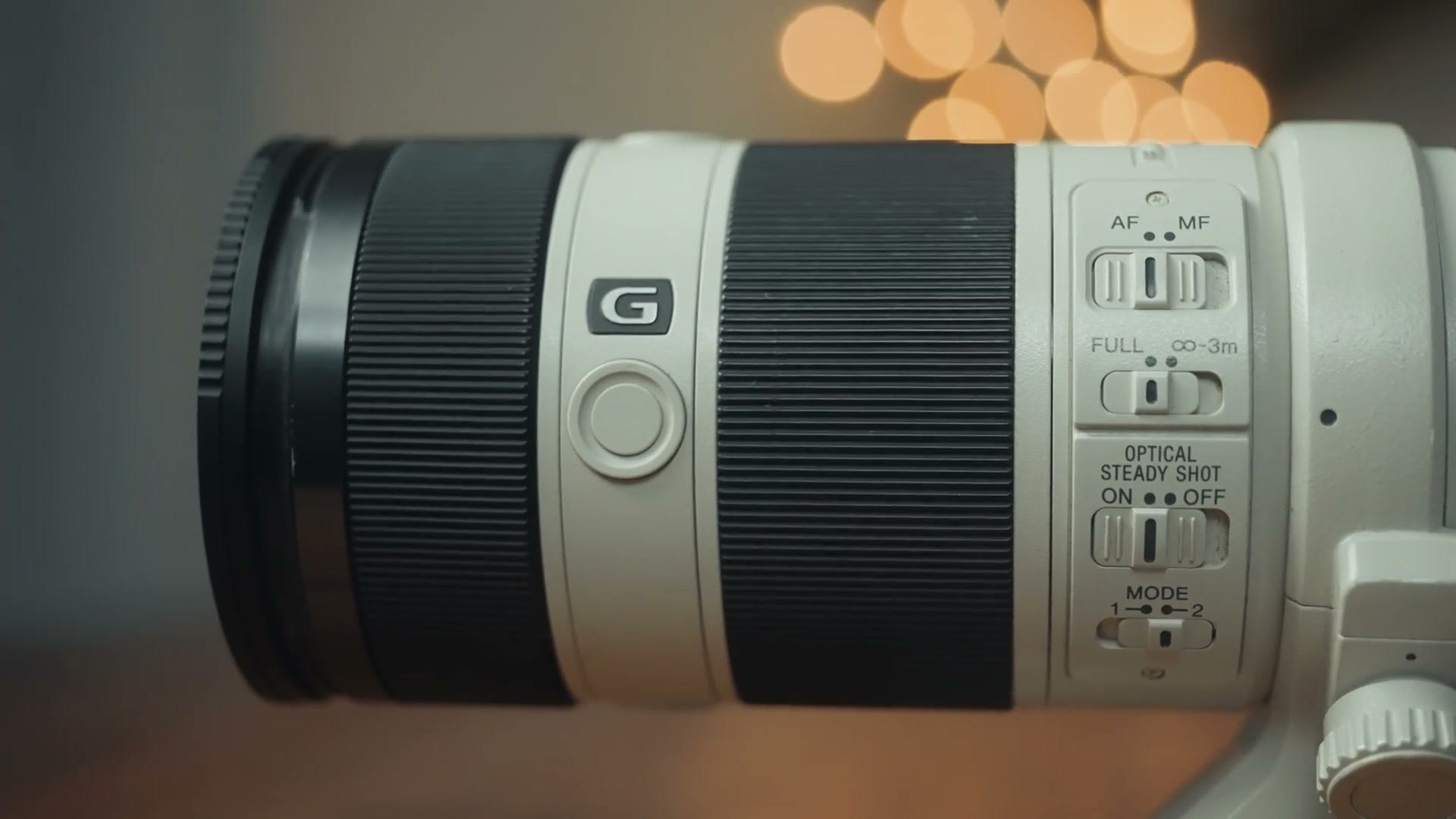 The G badge and control switches on the Sony 70-200 F4