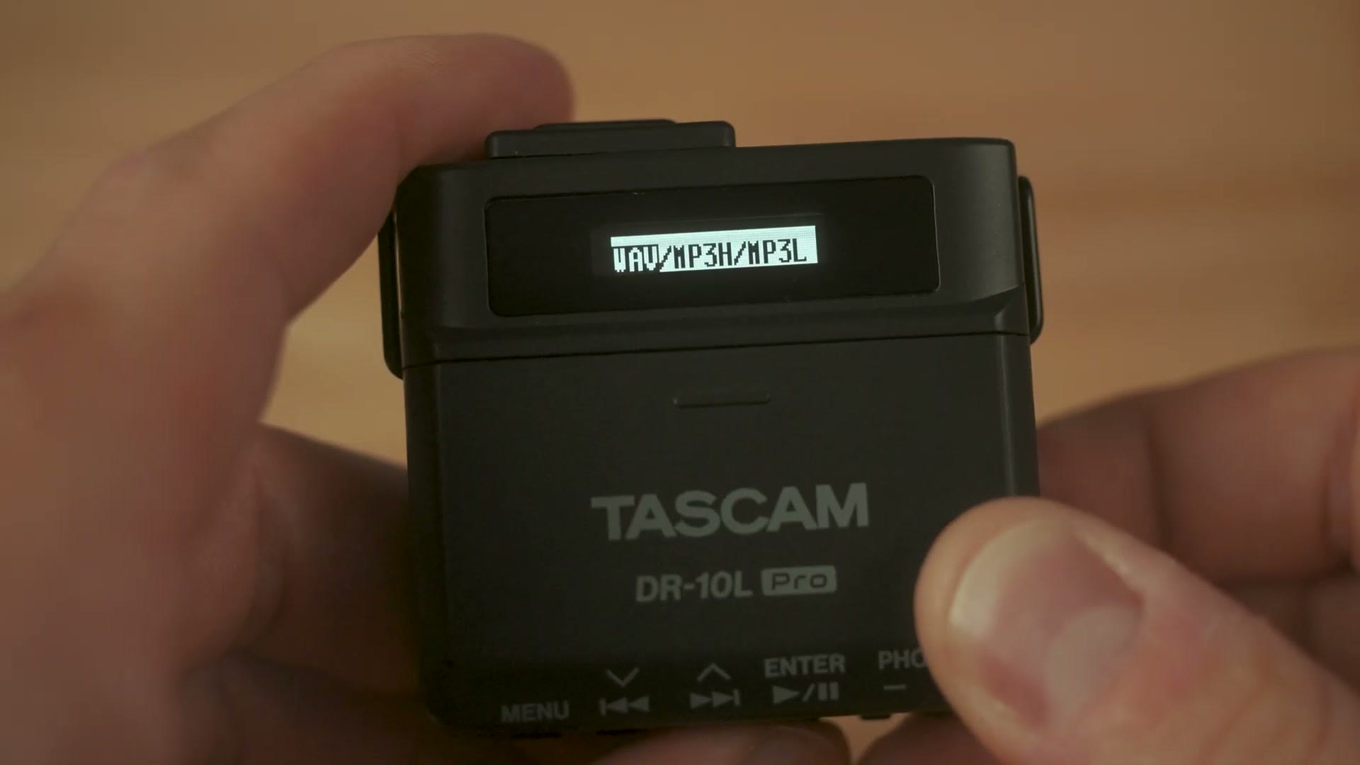 The DR-10L Pro screen showing the file format options WAV, MP3H and MP3L