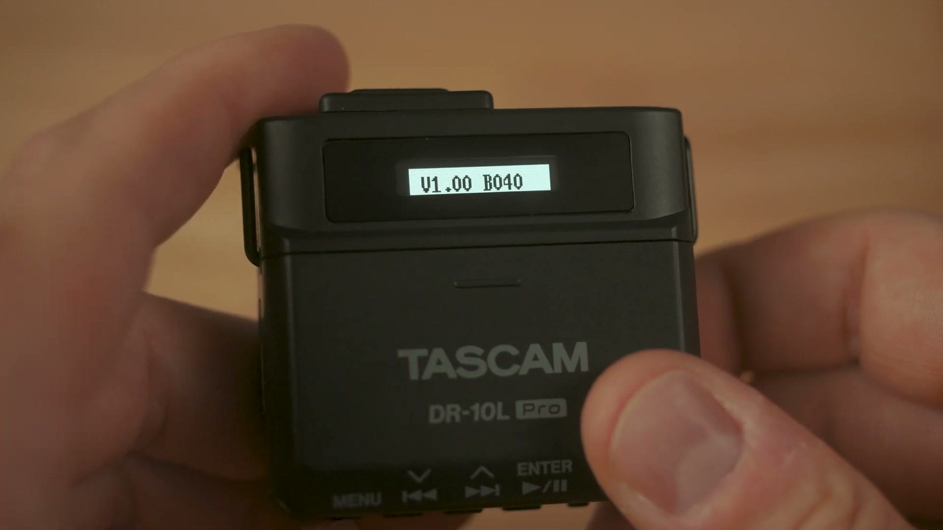 The DR-10L Pro screen showing firmware version V1.00 B040