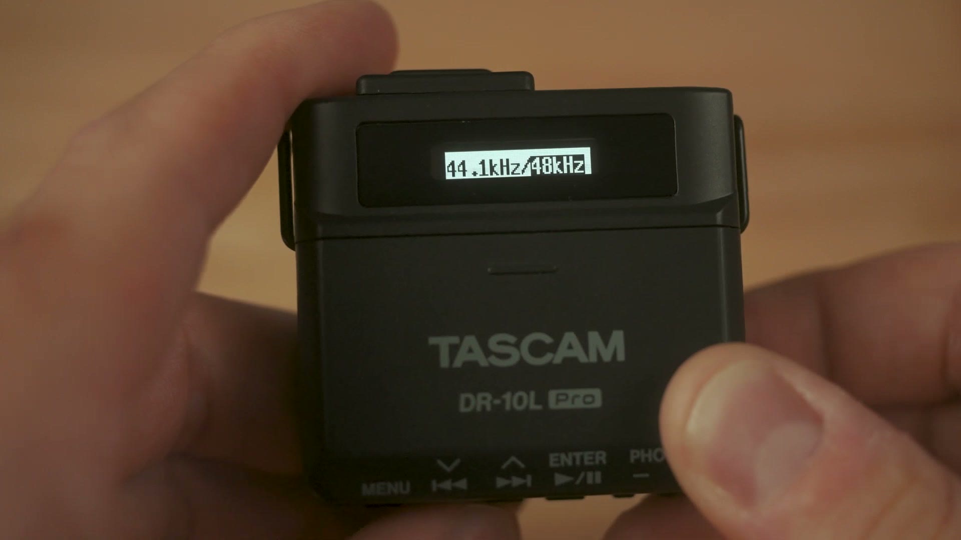 The DR-10L Pro screen showing the recording format options of 44.1kHz and 48kHz