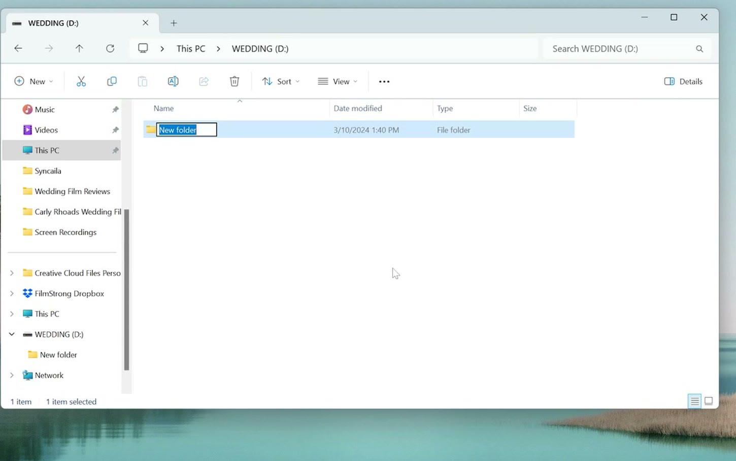 Creating a new folder named DCIM on the USB flash drive in Windows File Explorer
