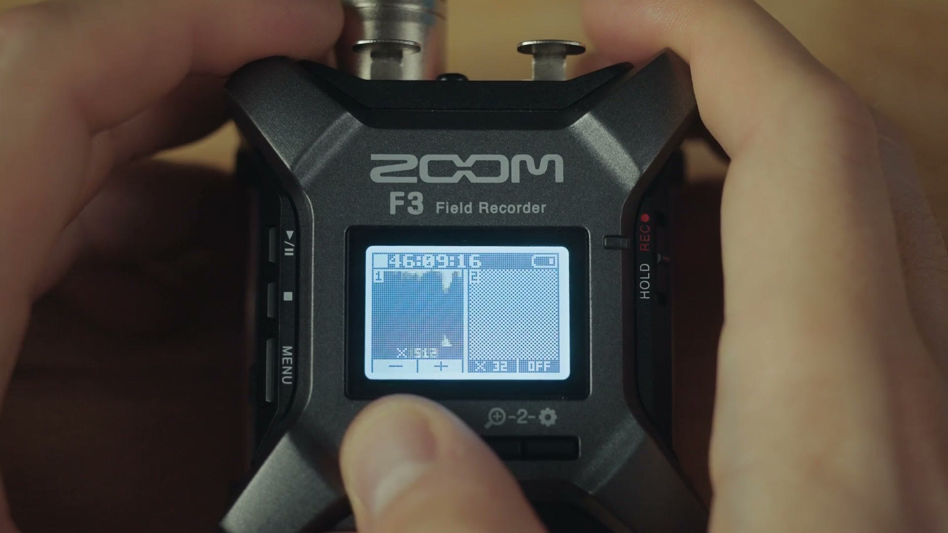 Zoom F3 main screen showing a live audio waveform