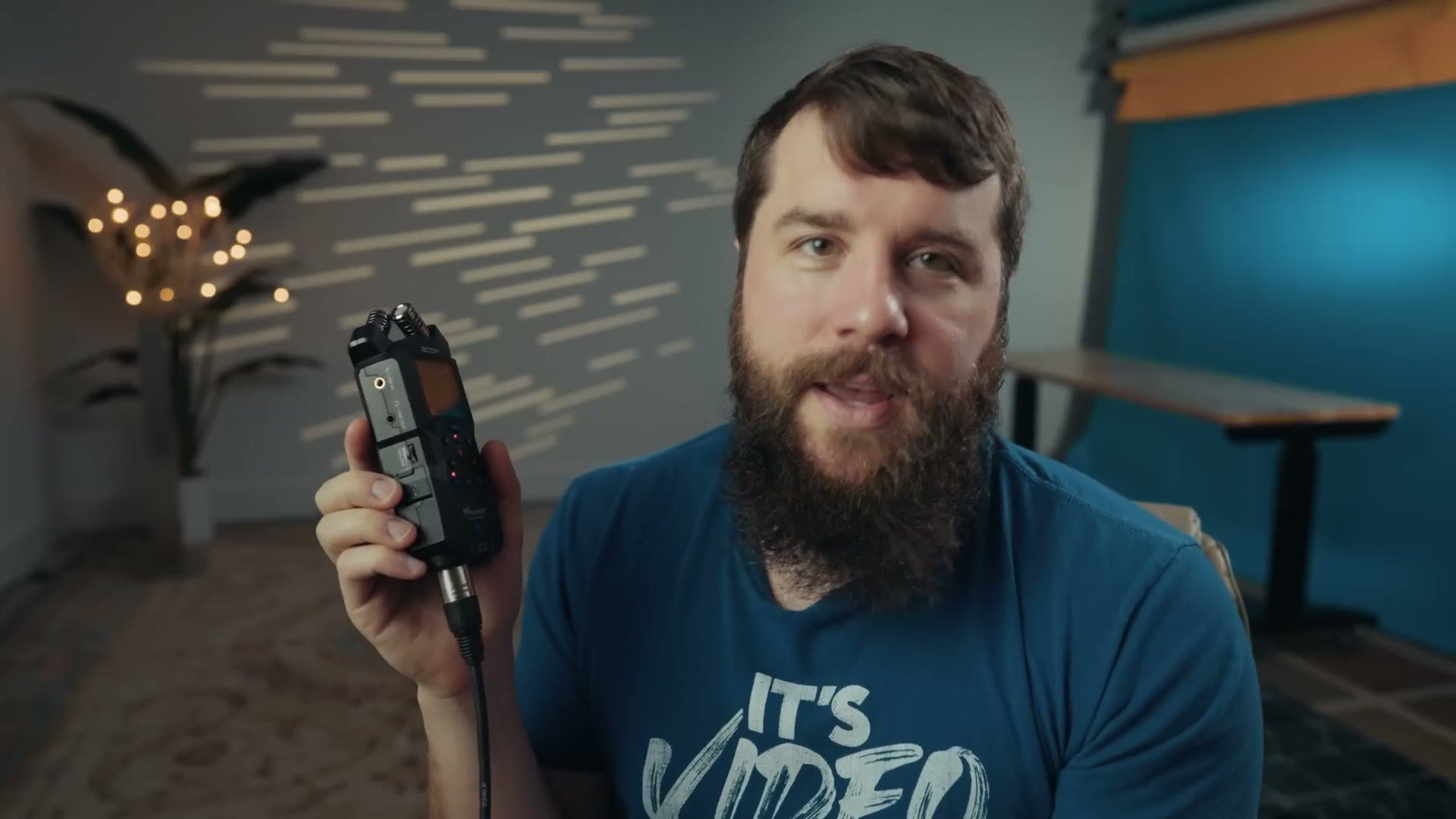 Bottom of the Zoom H4essential printed with XLR : MIC and TRS : LINE above the combo inputs