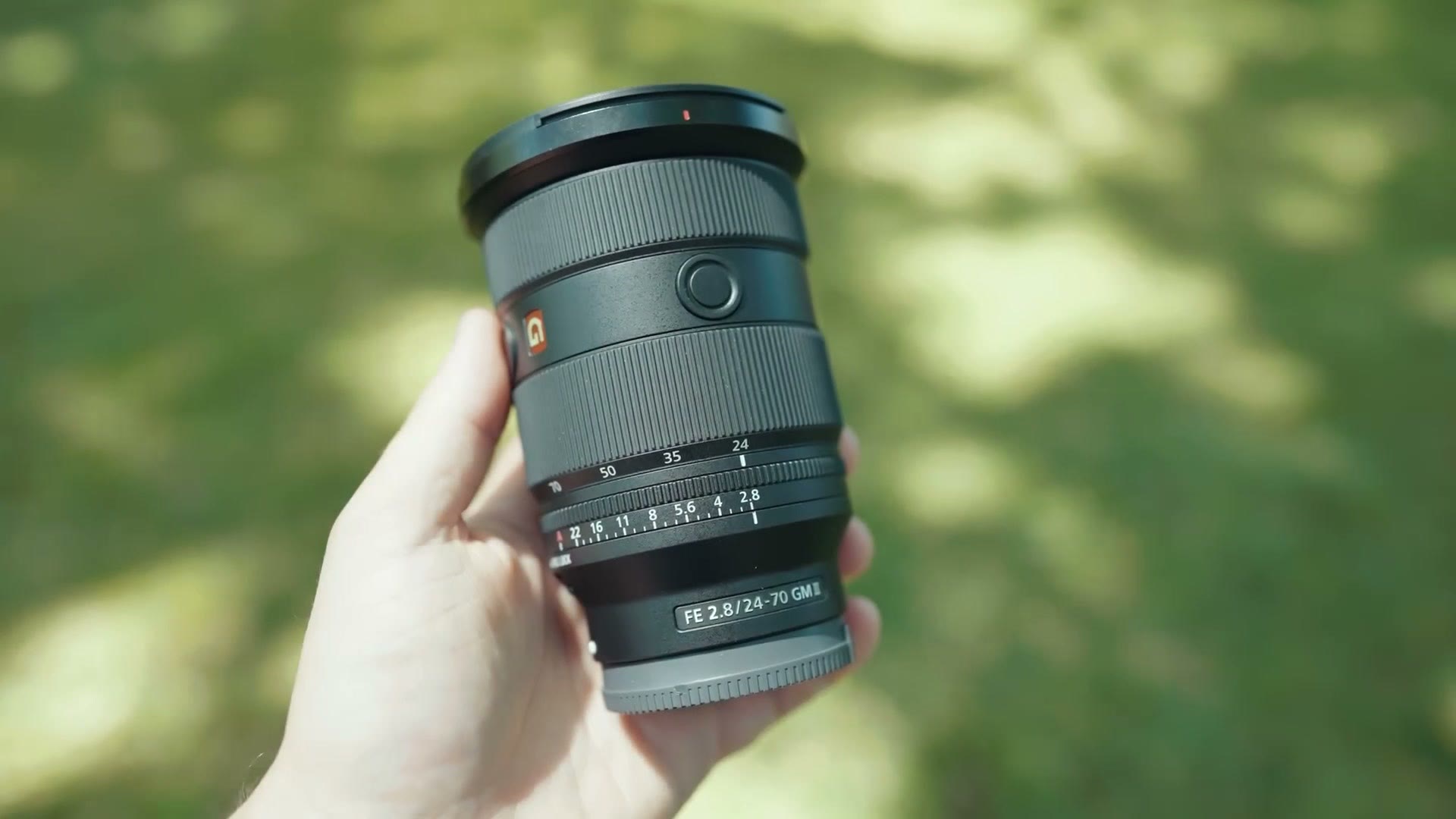Zoom smoothness switch on the side of the lens